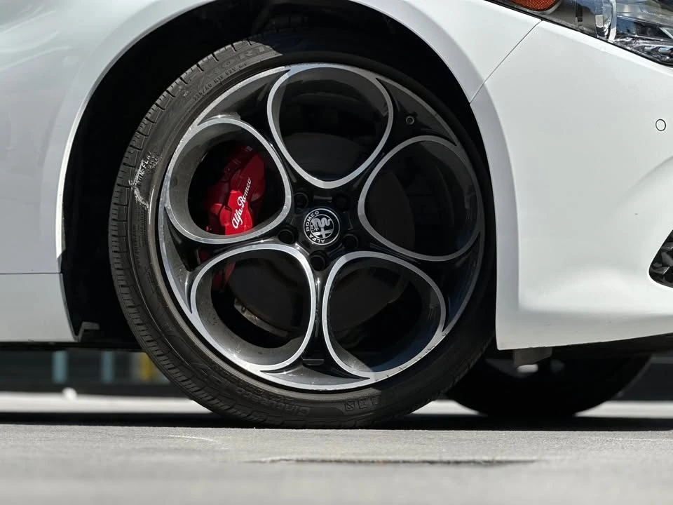 2022 Alfa Romeo Giulia - Image 5 of 10