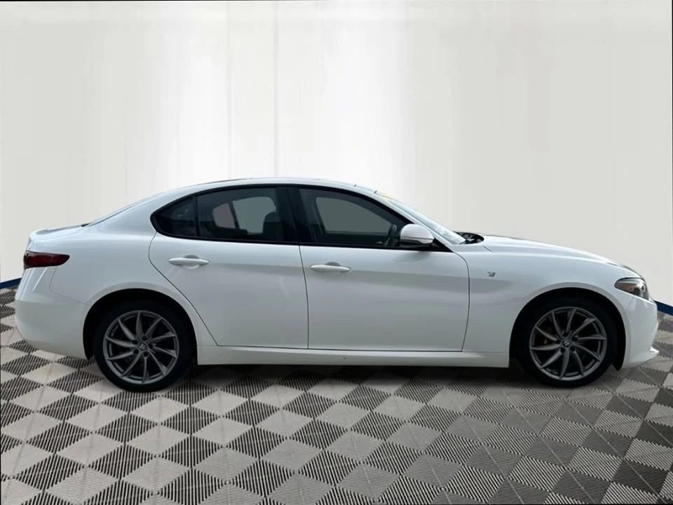 2022 Alfa Romeo Giulia - Image 2 of 19