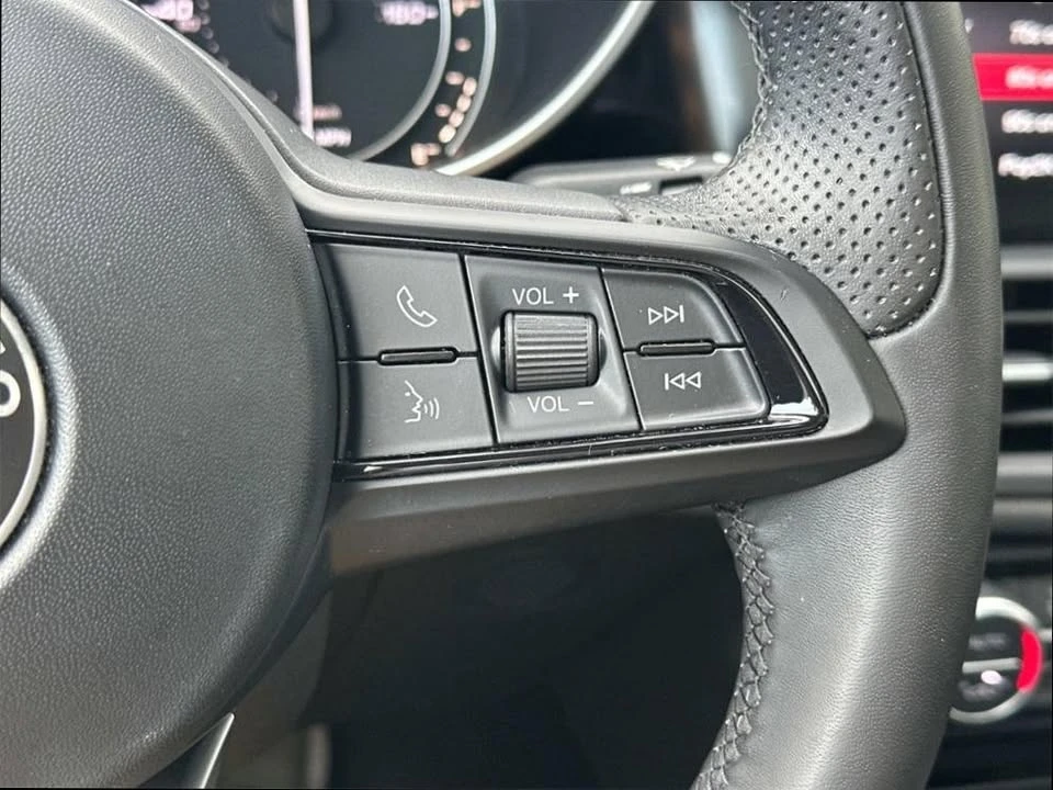 2022 Alfa Romeo Giulia - Image 16 of 19