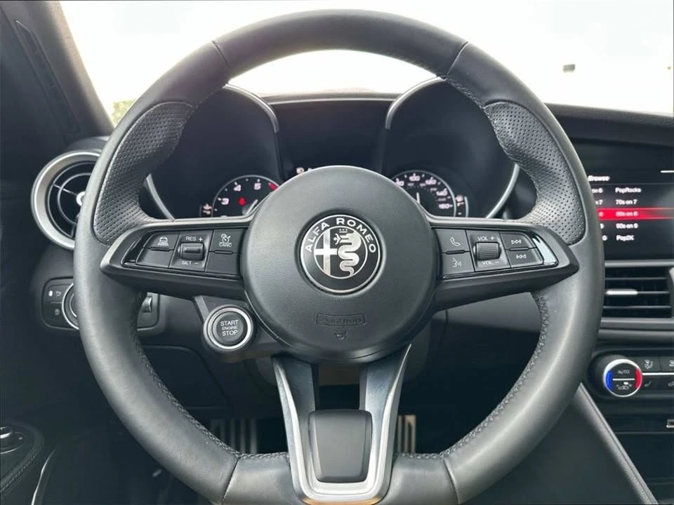 2022 Alfa Romeo Giulia - Image 13 of 19