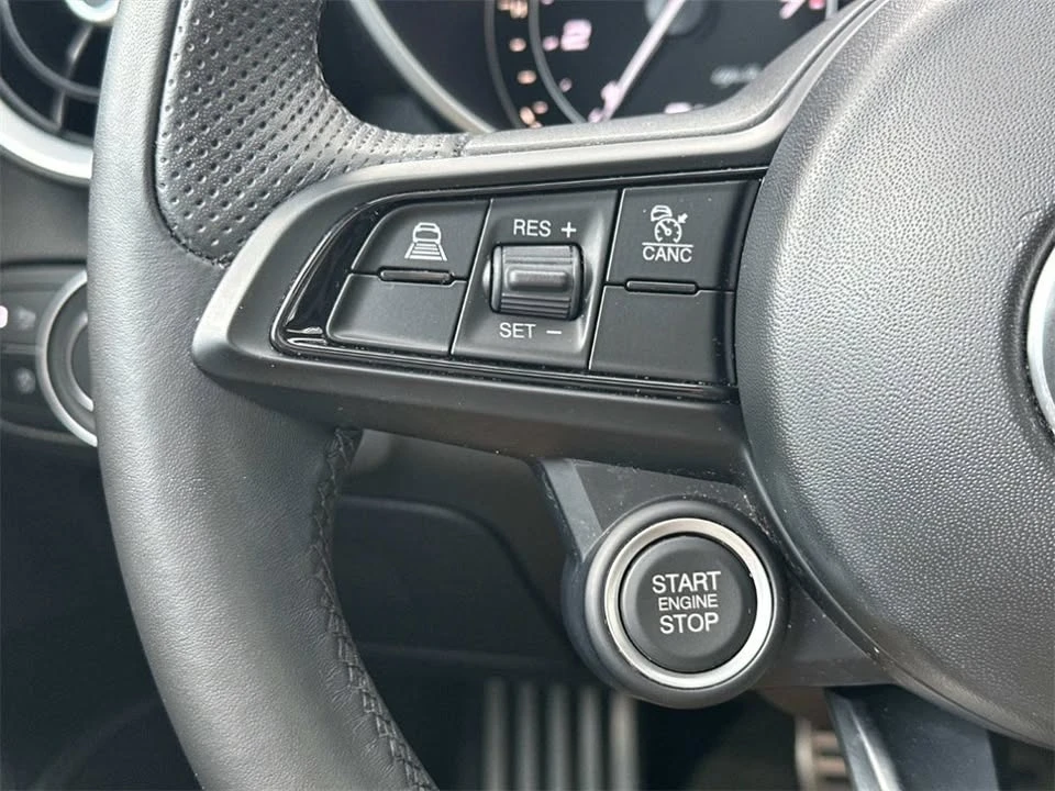 2022 Alfa Romeo Giulia - Image 15 of 19