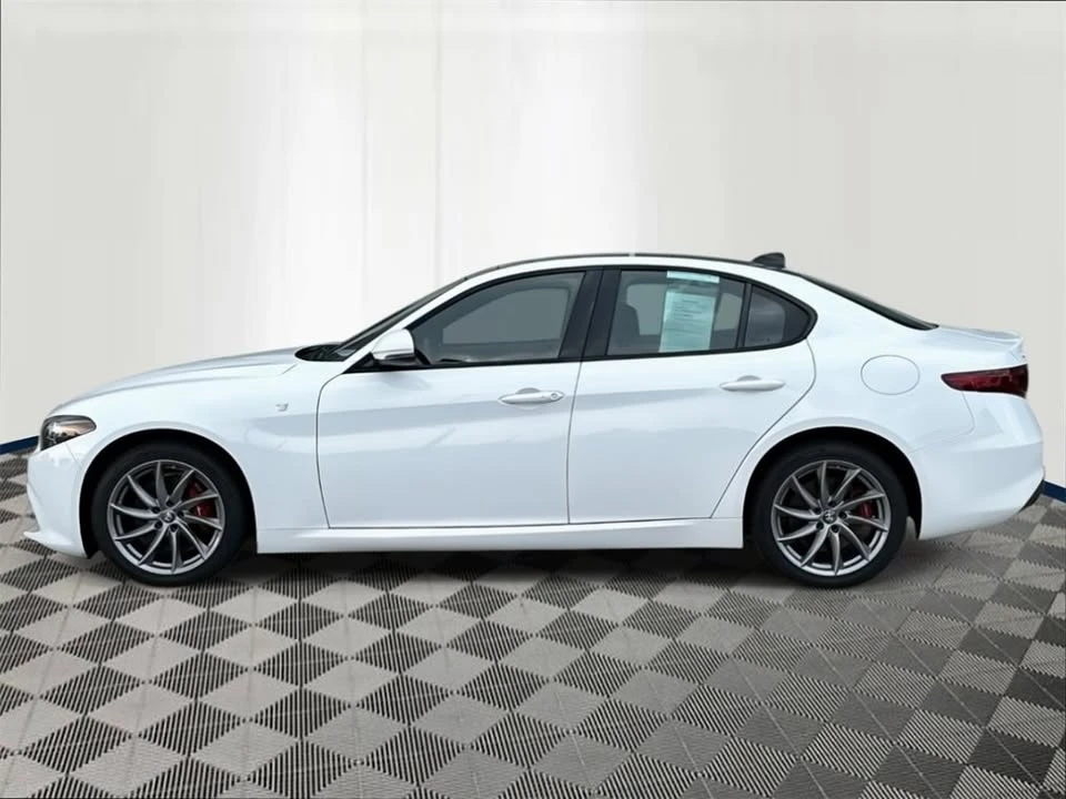 2022 Alfa Romeo Giulia - Image 5 of 19