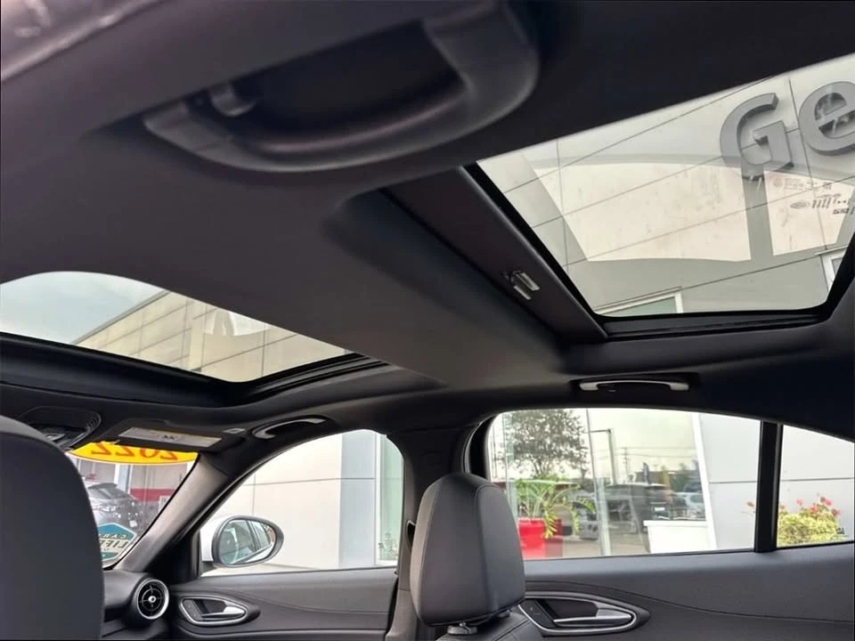 2022 Alfa Romeo Giulia - Image 9 of 19
