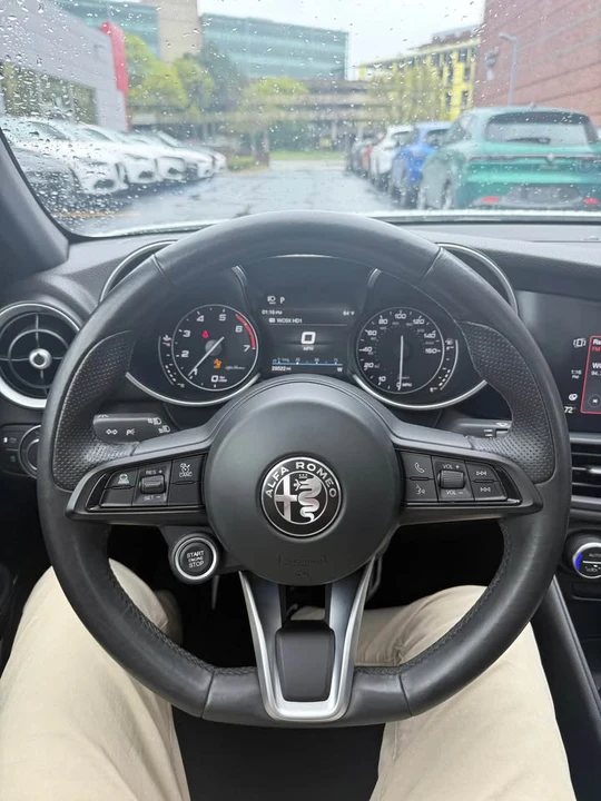 2022 Alfa Romeo Giulia - Image 13 of 14