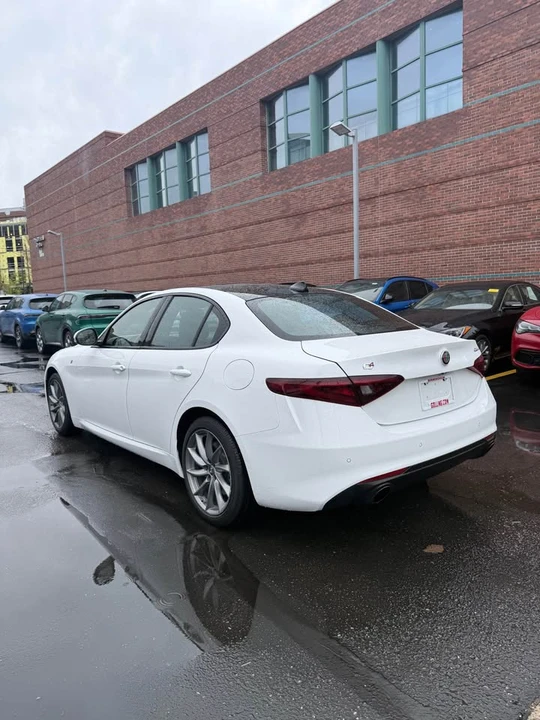 2022 Alfa Romeo Giulia - Image 2 of 14