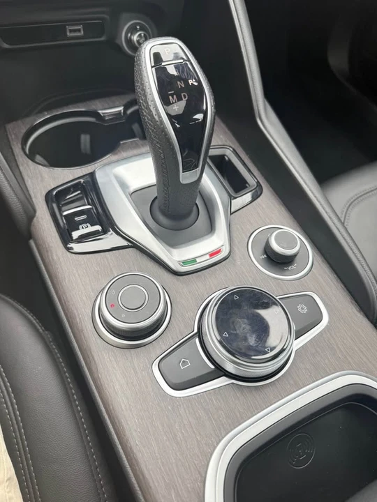 2022 Alfa Romeo Giulia - Image 11 of 14