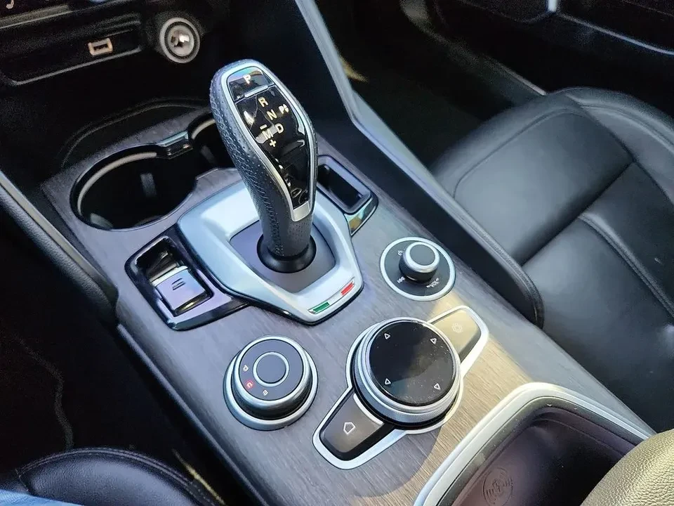 2022 Alfa Romeo Giulia - Image 2 of 13