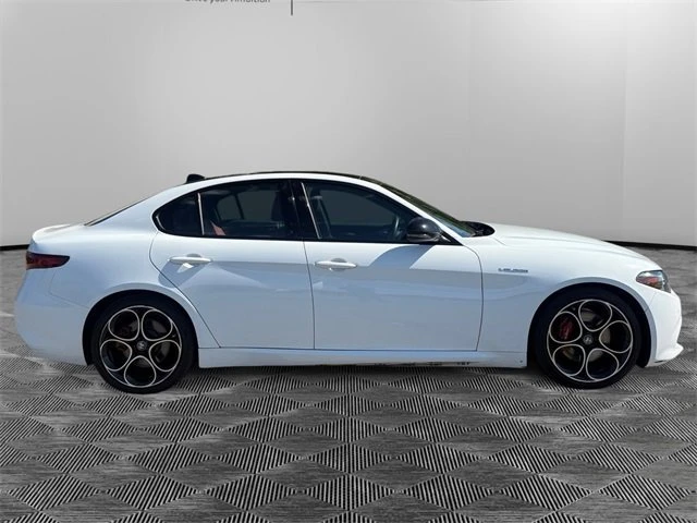 2022 Alfa Romeo Giulia - Image 4 of 20