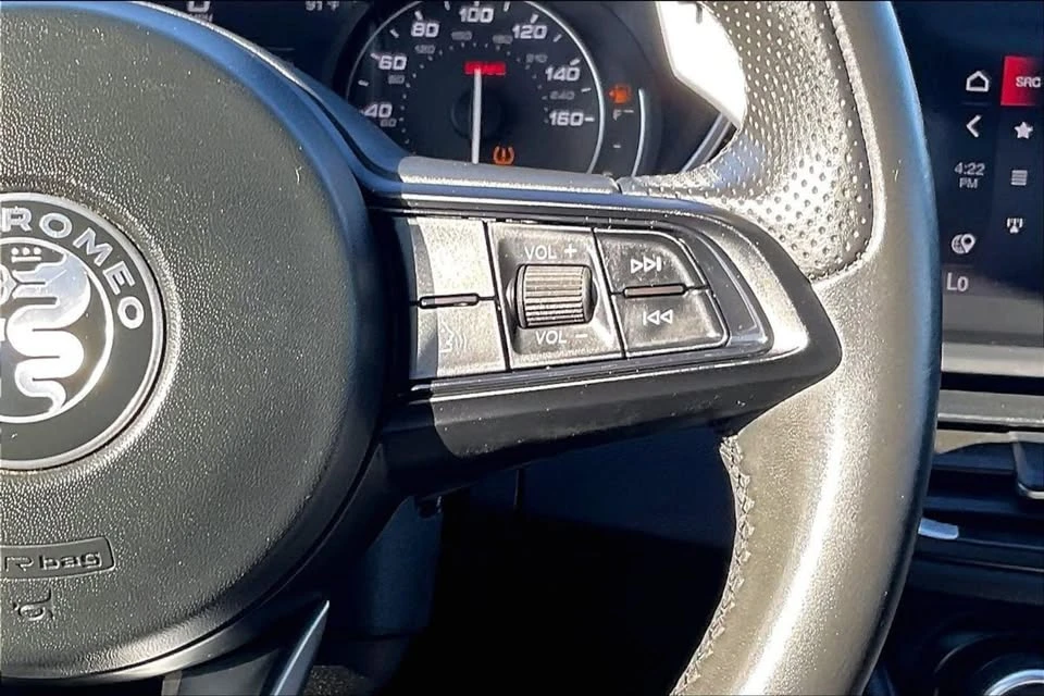 2022 Alfa Romeo Giulia - Image 15 of 18