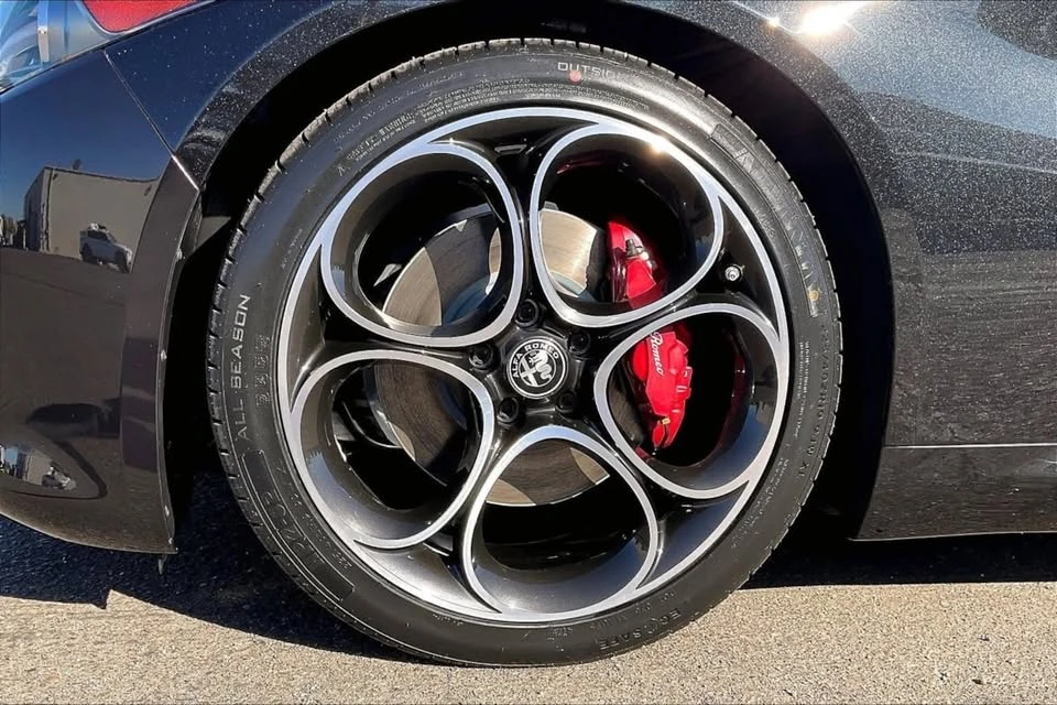 2022 Alfa Romeo Giulia - Image 7 of 18