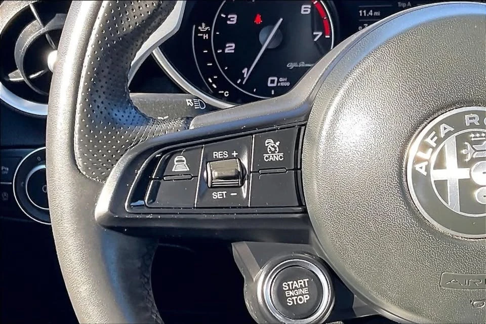 2022 Alfa Romeo Giulia - Image 14 of 18