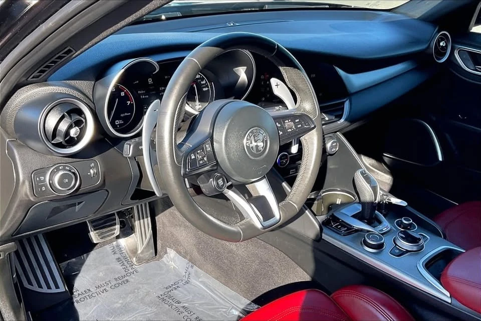 2022 Alfa Romeo Giulia - Image 10 of 18