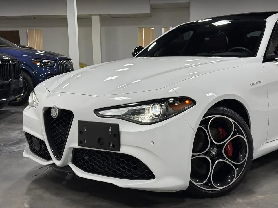 2022 Alfa Romeo Giulia - Image 2 of 20