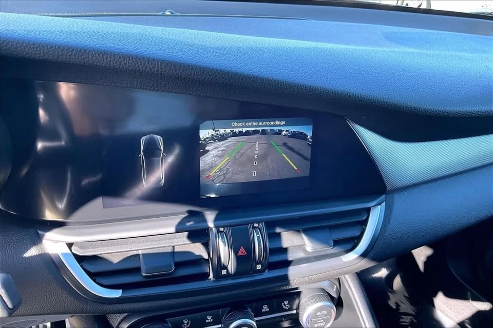 2022 Alfa Romeo Giulia - Image 17 of 18