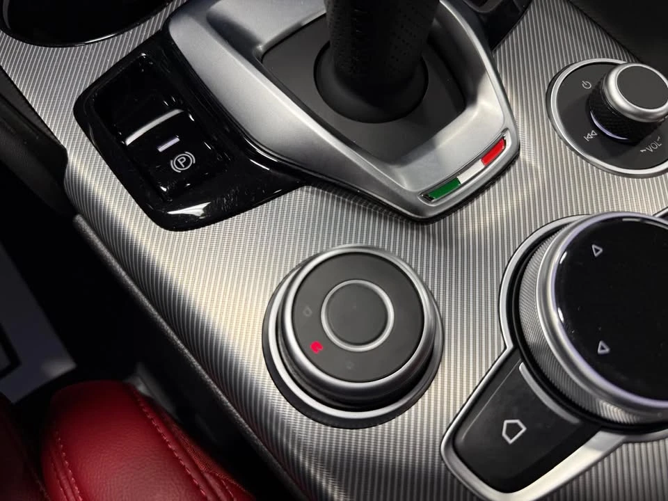 2022 Alfa Romeo Giulia - Image 19 of 20