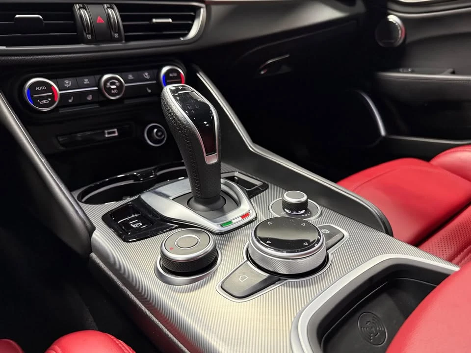 2022 Alfa Romeo Giulia - Image 14 of 20