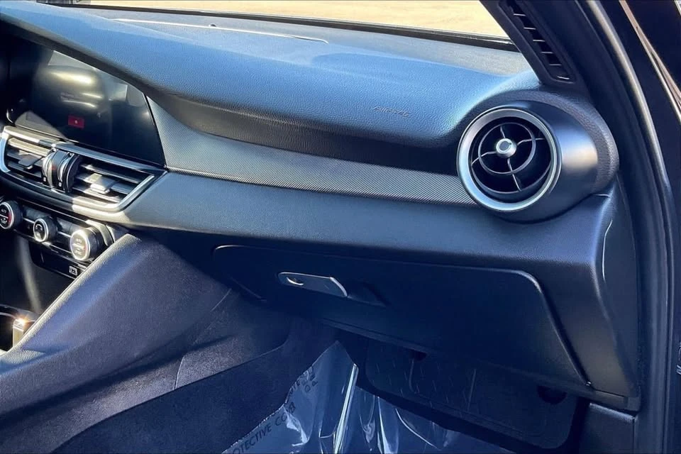 2022 Alfa Romeo Giulia - Image 12 of 18