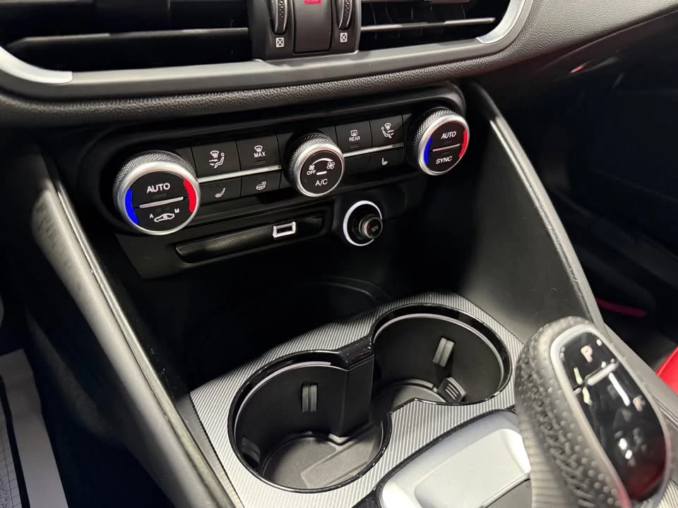 2022 Alfa Romeo Giulia - Image 13 of 20