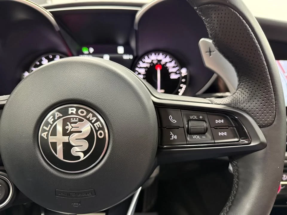 2022 Alfa Romeo Giulia - Image 17 of 20