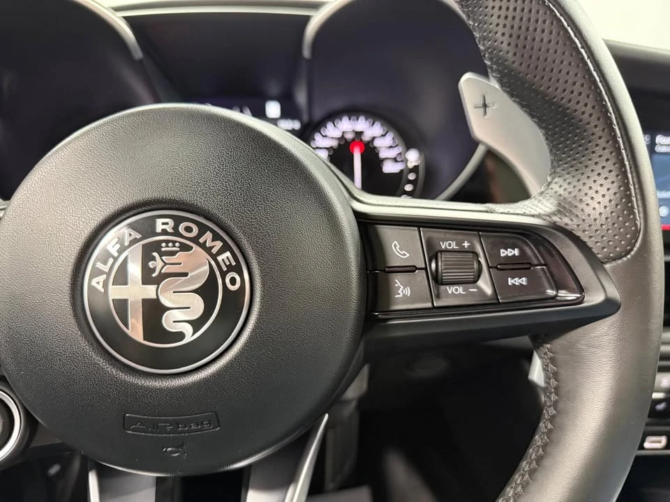 2022 Alfa Romeo Giulia - Image 15 of 20