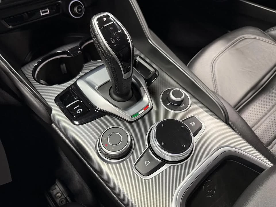 2022 Alfa Romeo Giulia - Image 12 of 20