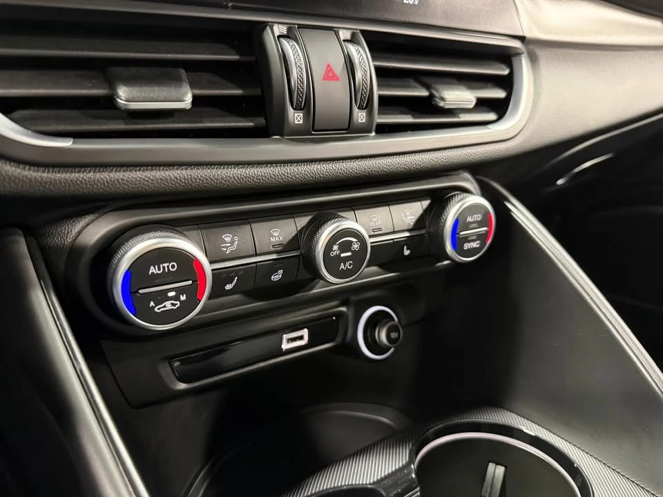 2022 Alfa Romeo Giulia - Image 13 of 20