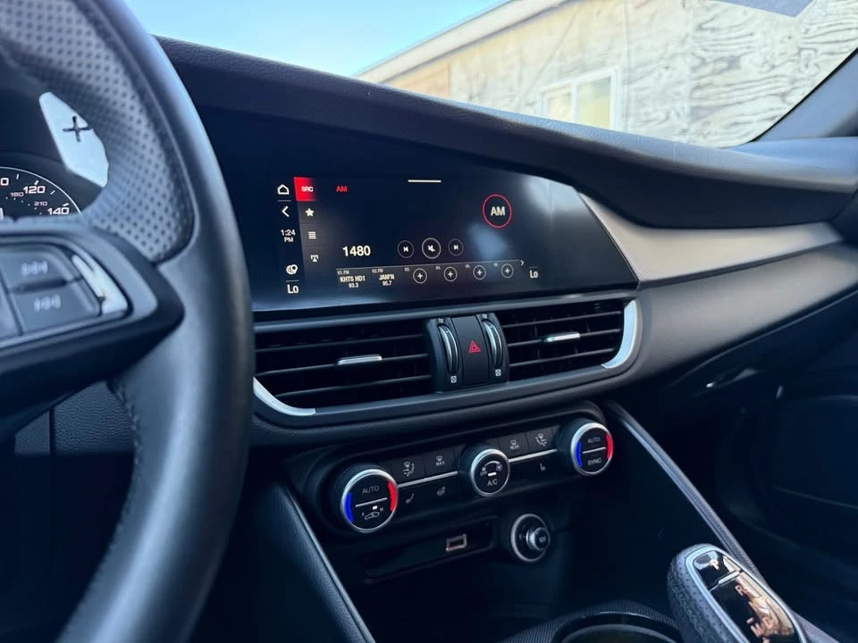 2022 Alfa Romeo Giulia - Image 16 of 20