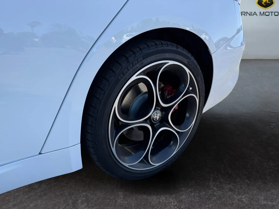 2022 Alfa Romeo Giulia - Image 14 of 20