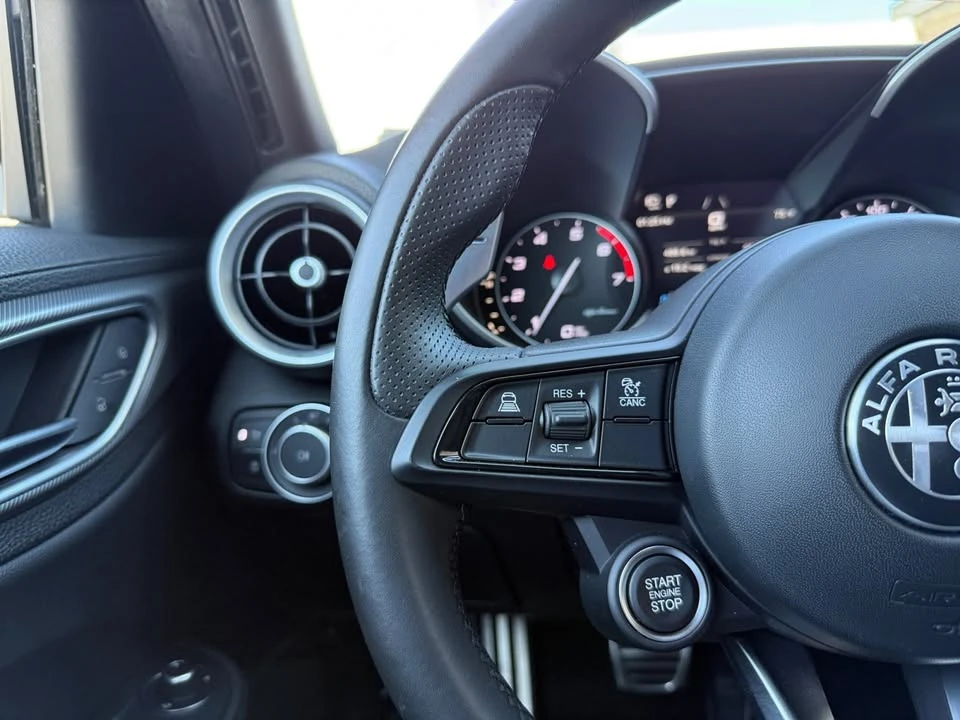 2022 Alfa Romeo Giulia - Image 19 of 20