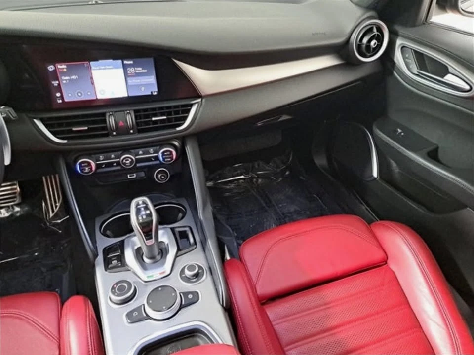 2022 Alfa Romeo Giulia - Image 16 of 19