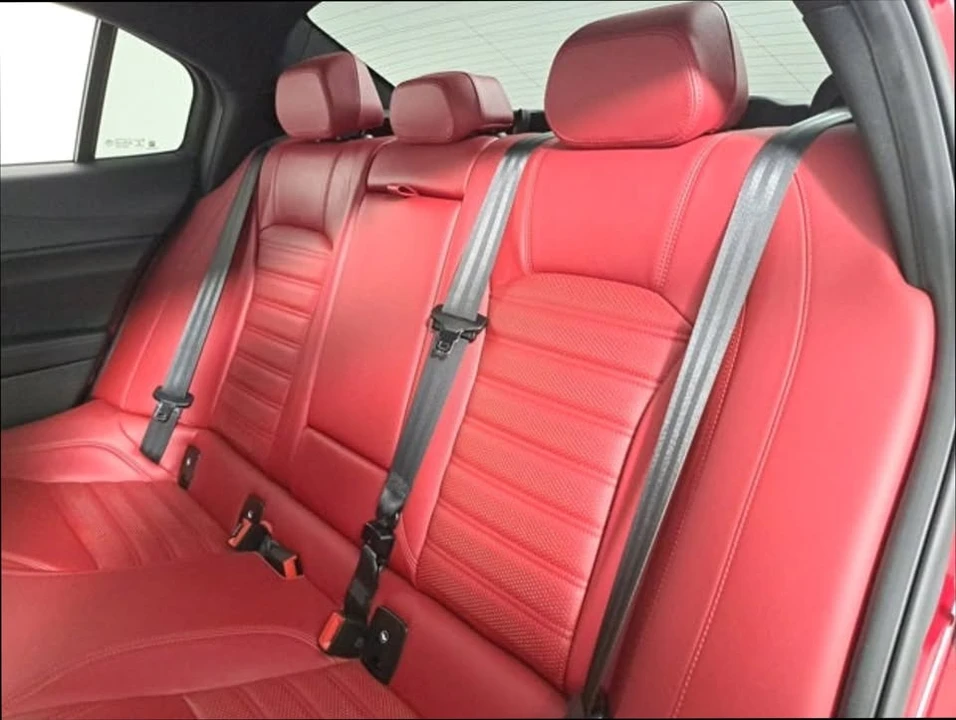 2022 Alfa Romeo Giulia - Image 12 of 19
