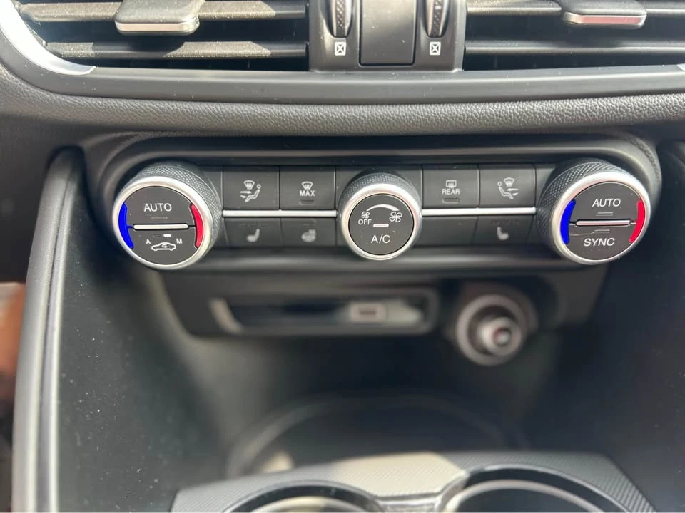 2022 Alfa Romeo Giulia - Image 14 of 17