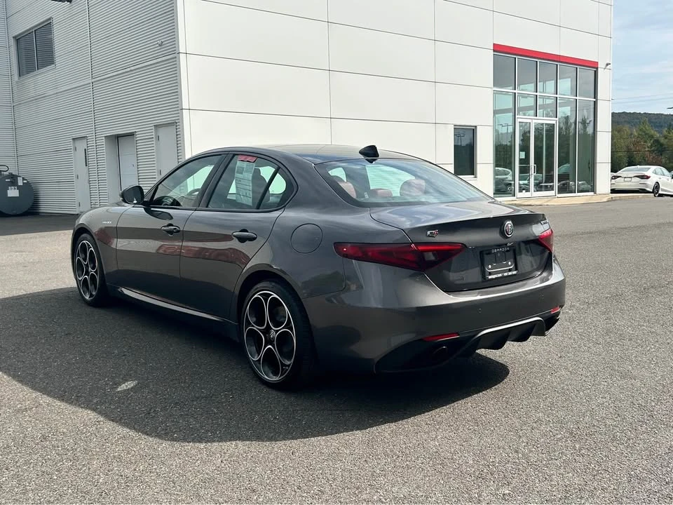 2022 Alfa Romeo Giulia - Image 5 of 17