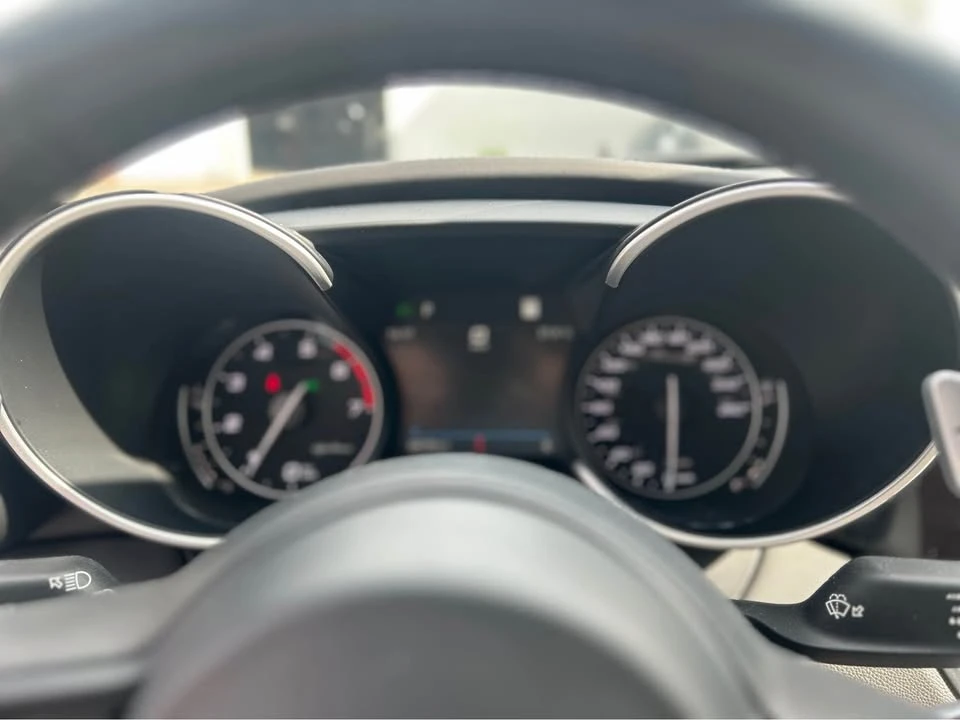 2022 Alfa Romeo Giulia - Image 16 of 17