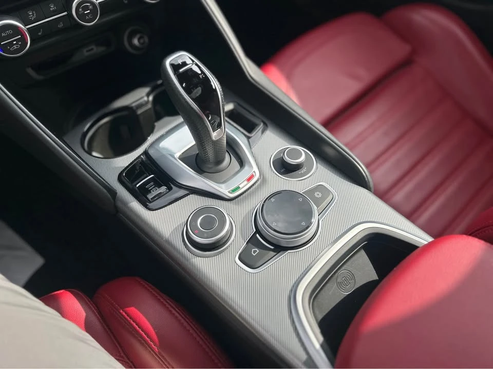 2022 Alfa Romeo Giulia - Image 13 of 17