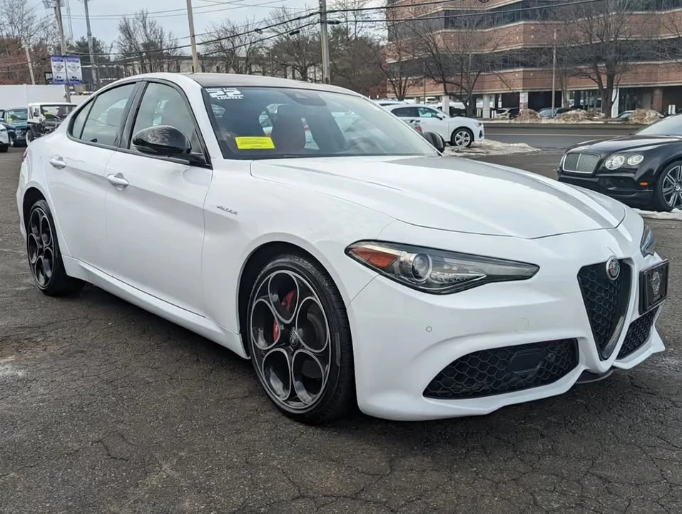2022 Alfa Romeo Giulia - Image 5 of 20