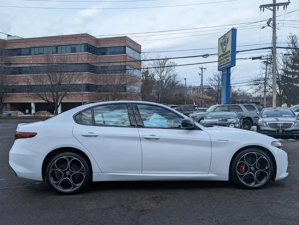 2022 Alfa Romeo Giulia - Image 6 of 20