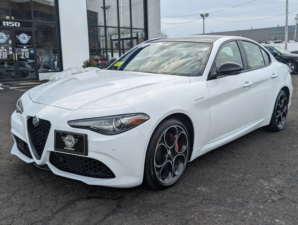 2022 Alfa Romeo Giulia - Image 2 of 20