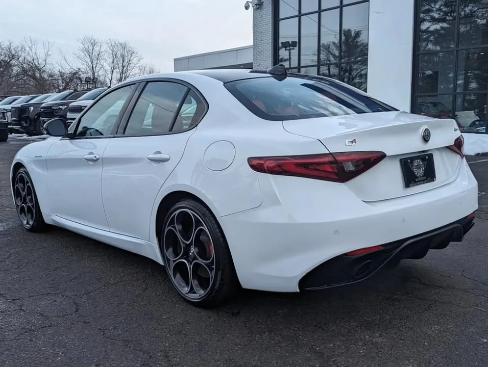 2022 Alfa Romeo Giulia - Image 10 of 20