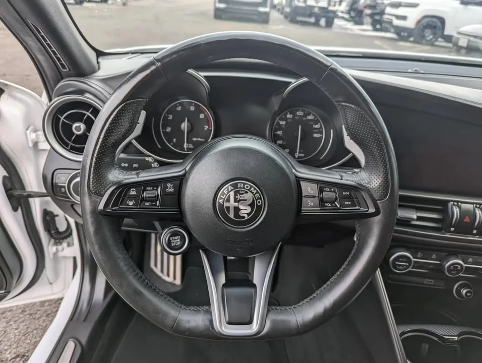 2022 Alfa Romeo Giulia - Image 13 of 20