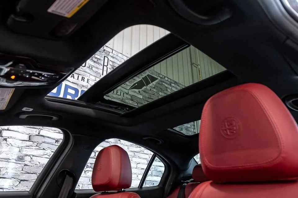 2022 Alfa Romeo Giulia - Image 9 of 19