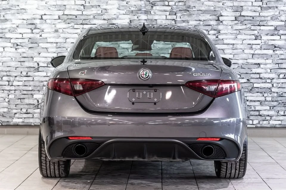 2022 Alfa Romeo Giulia - Image 15 of 19
