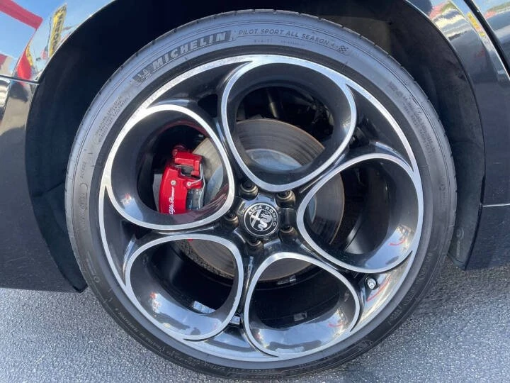 2022 Alfa Romeo Giulia - Image 19 of 20