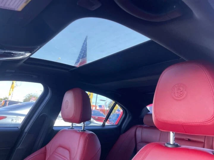 2022 Alfa Romeo Giulia - Image 16 of 20