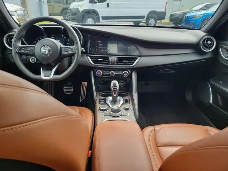 2022 Alfa Romeo Giulia - Image 5 of 12
