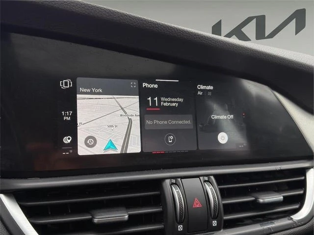 2022 Alfa Romeo Giulia - Image 15 of 20