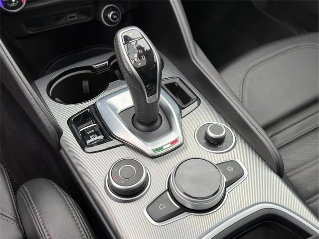 2022 Alfa Romeo Giulia - Image 13 of 20