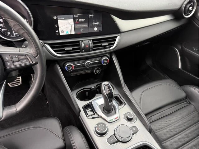2022 Alfa Romeo Giulia - Image 12 of 20