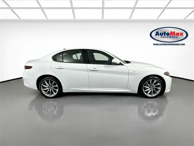 2022 Alfa Romeo Giulia - Image 10 of 20