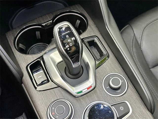 2022 Alfa Romeo Giulia - Image 16 of 20
